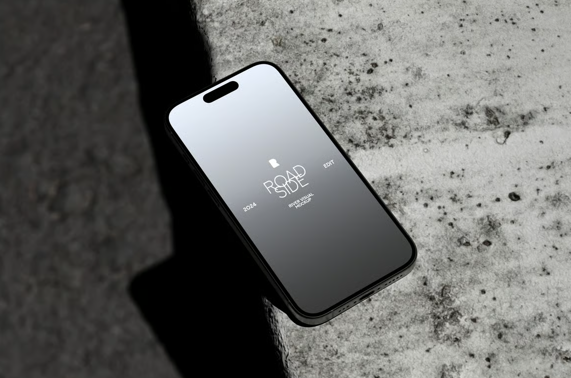 道路边缘的iPhone 15 Pro（PSD样机模板）可商用电子数码产品样机免费下载！-优享侠